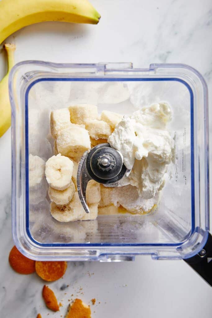 All the ingredients to make a banana pudding milkshake in a blender.