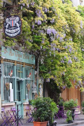 Photo of the exterior of a Paris restaurant 