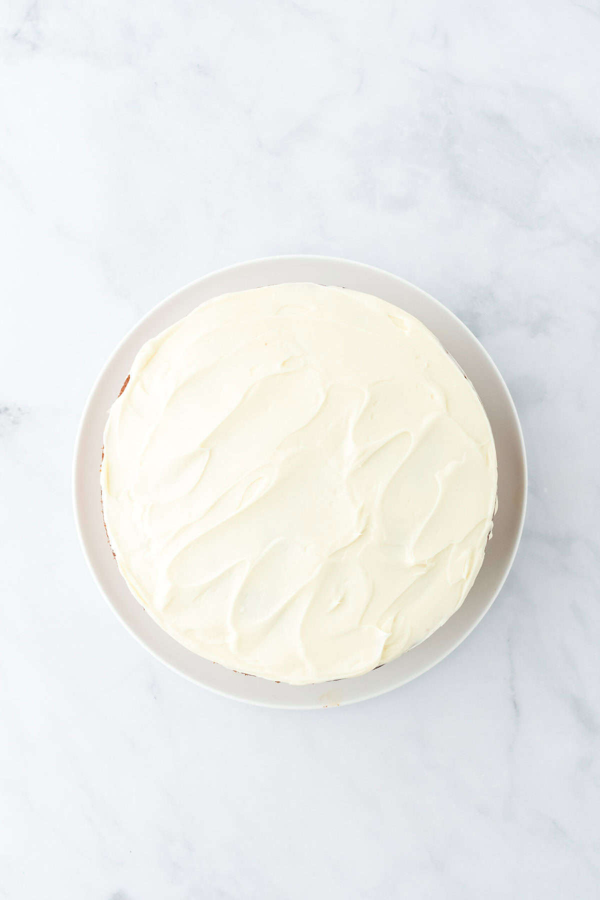 Final amount of cream cheese frosting on simple cake with banana recipe