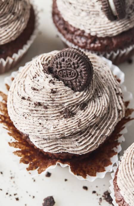 A close up of oreo cupcakes with a delicious oreo buttercream ready to enjoy