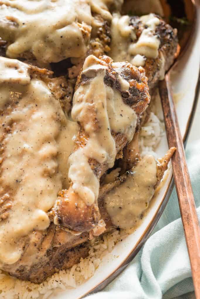 close up of gravy poured on top of roasted turkey wings