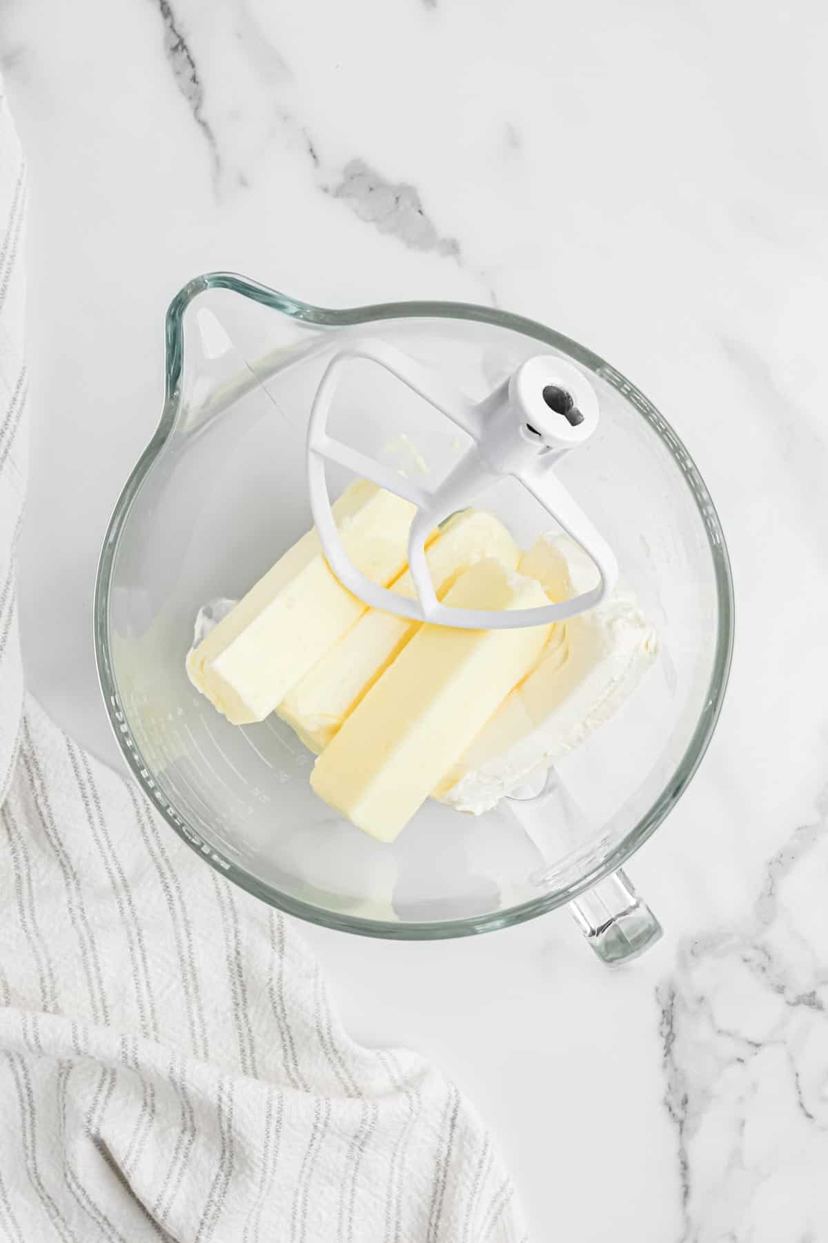 Softened butter in a mixing trencher with an zipper to stand mixer.