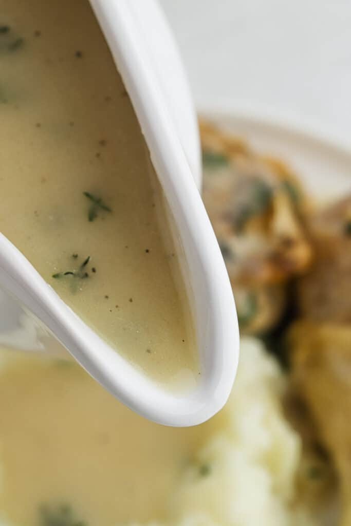 Easy Chicken Gravy Recipe {With & Without Drippings) Grandbaby Cakes